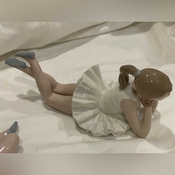 (2)-Lladró Nao Retired Ballerinas. “Pensive Ballet” & “Attentive Ballet” - Picture 7 of 15